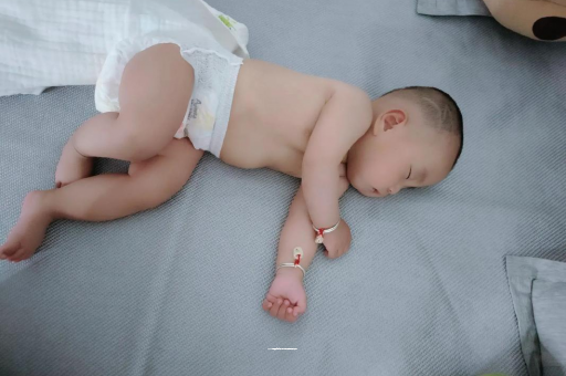 中国香港宝宝褶皱处擦粉还是油