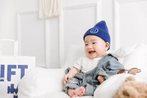 中国香港宝宝吃奶蹬腿烦躁扭动